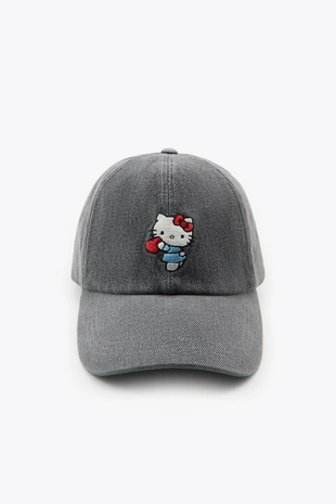 Джинсовая кепка HELLO KITTY © 2025 SANRIO- Заказать в России
