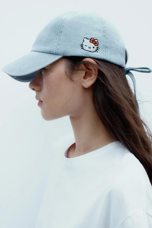 Джинсовая кепка HELLO KITTY © 2025 SANRIO- Заказать в России