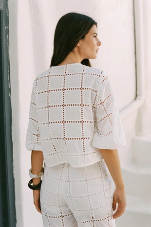 Укороченная блузка с перфорированной вышивкой- Заказать в России