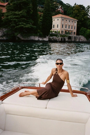 Трикотажное платье миди асимметричного кроя с фурнитурой- Заказать в России