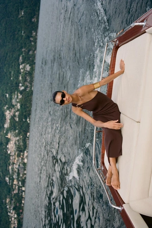 Трикотажное платье миди асимметричного кроя с фурнитурой- Заказать в России