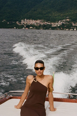 Трикотажное платье миди асимметричного кроя с фурнитурой- Заказать в России