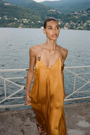 Атласное платье-миди с фурнитурой- Заказать в России