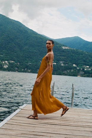 Атласное платье-миди с фурнитурой- Заказать в России