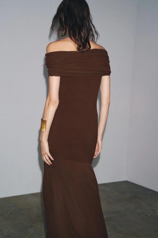 Трикотажное платье с открытыми плечами- Заказать в России