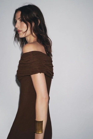 Трикотажное платье с открытыми плечами- Заказать в России