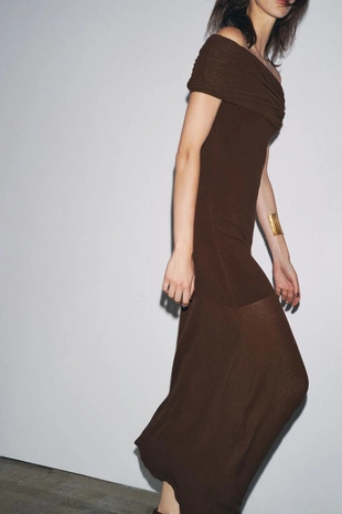 Трикотажное платье с открытыми плечами- Заказать в России