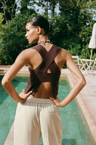 Трикотажный топ с вырезом на спине