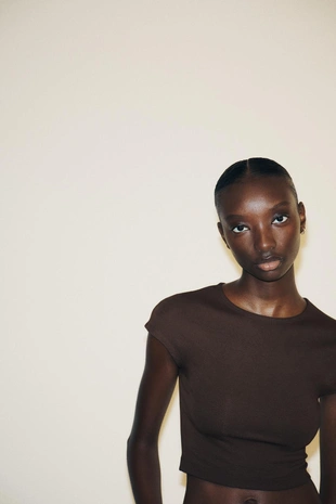 Укороченная футболка из хлопка и модала