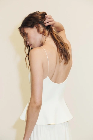 Топ из эластичной ткани с баской- Заказать в России