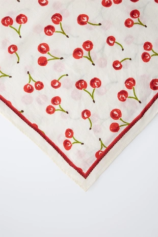 Квадратная бандана с вишнями- Заказать в России
