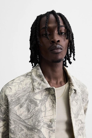 Куртка-рубашка с абстрактным принтом и эффектом потертости- Заказать в России