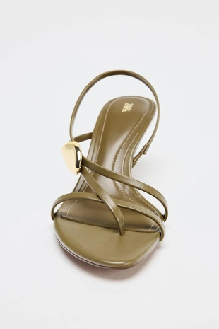 Босоножки на каблуке с ремешками и металлической деталью- Заказать в России