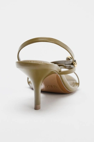 Босоножки на каблуке с ремешками и металлической деталью- Заказать в России