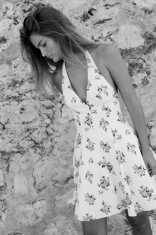 Короткое платье-халтер с цветочным принтом- Заказать в России