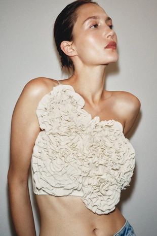 Укороченный топ с цветами- Заказать в России