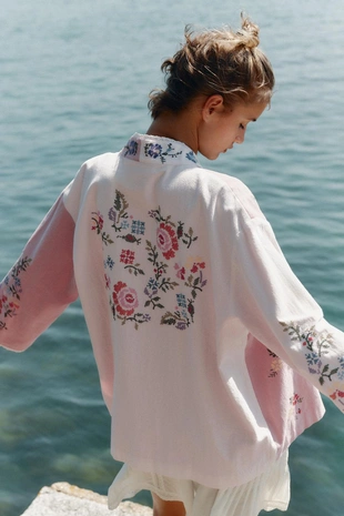 Хлопковый кафтан с цветочной вышивкой- Заказать в России