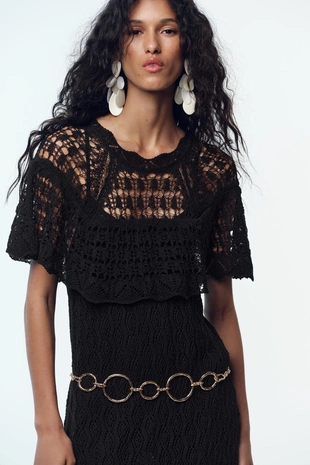 Длинное трикотажное платье с ажурной вышивкой и оборкой- Заказать в России