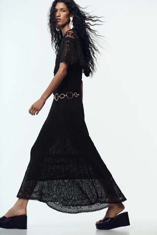 Длинное трикотажное платье с ажурной вышивкой и оборкой- Заказать в России