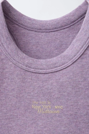 Укороченный бесшовный топ с текстом- Заказать в России