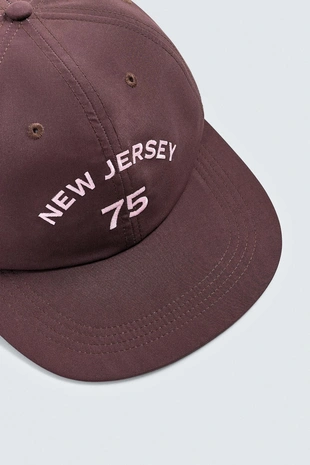 Кепка с плоским козырьком и вышивкой- Заказать в России