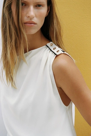 Блузка с пуговицами на плече- Заказать в России