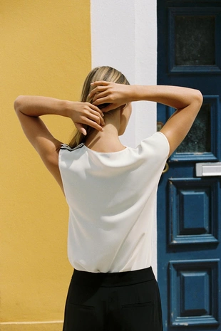 Блузка с пуговицами на плече- Заказать в России