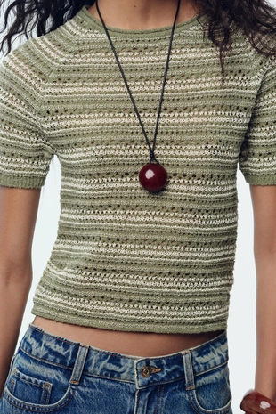 Трикотажный топ с короткими рукавами в структурированную полоску- Заказать в России