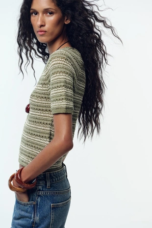 Трикотажный топ с короткими рукавами в структурированную полоску- Заказать в России