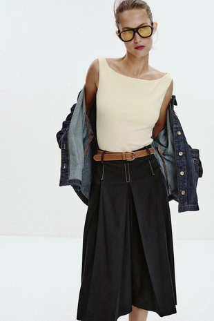 Футболка в рубчик с открытыми плечами