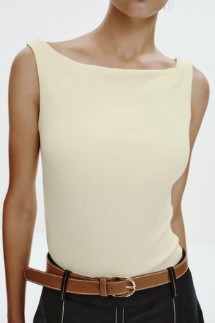 Футболка в рубчик с открытыми плечами