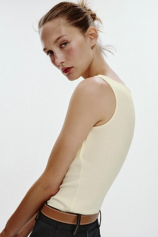 Футболка в рубчик с открытыми плечами- Заказать в России