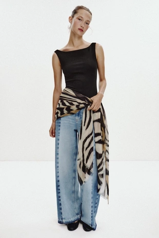 Футболка в рубчик с открытыми плечами