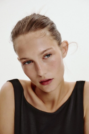 Футболка в рубчик с открытыми плечами