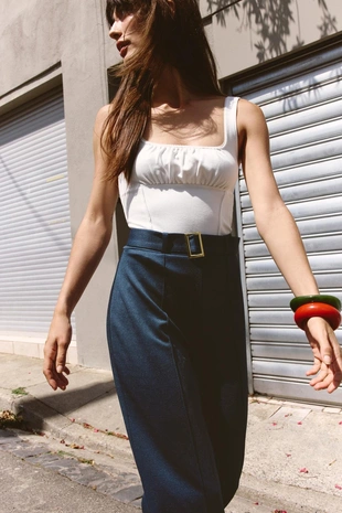 Брюки из саржи с декоративной строчкой и ремнем- Заказать в России