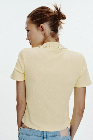 Поло в рубчик с воротником, декорированным драгоценностями- Заказать в России