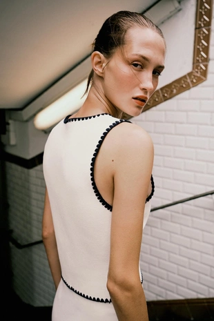 Трикотажный жилет с контрастной вышивкой- Заказать в России