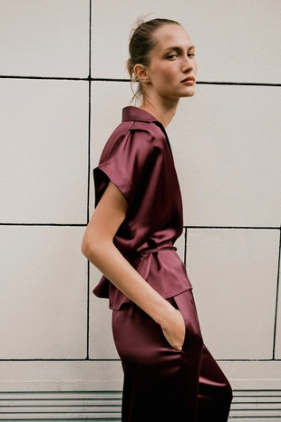 Атласная рубашка с поясом