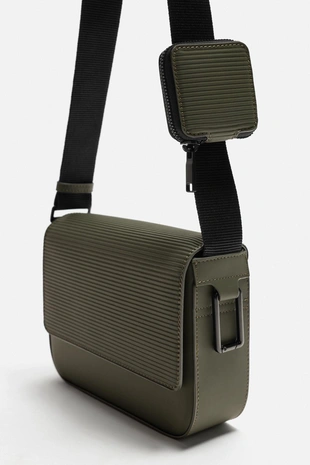 Прорезиненная сумка из рельефной ткани с плечевым ремнем- Заказать в России