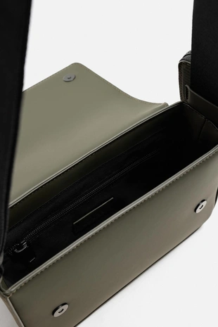 Прорезиненная сумка из рельефной ткани с плечевым ремнем- Заказать в России