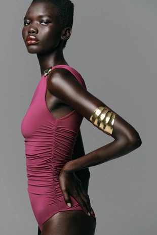 Боди асимметричного кроя из полиамида с металлической деталью- Заказать в России