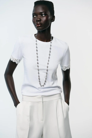 Футболка с кружевными рукавами