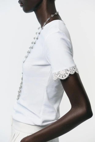 Футболка с кружевными рукавами