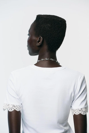 Футболка с кружевными рукавами