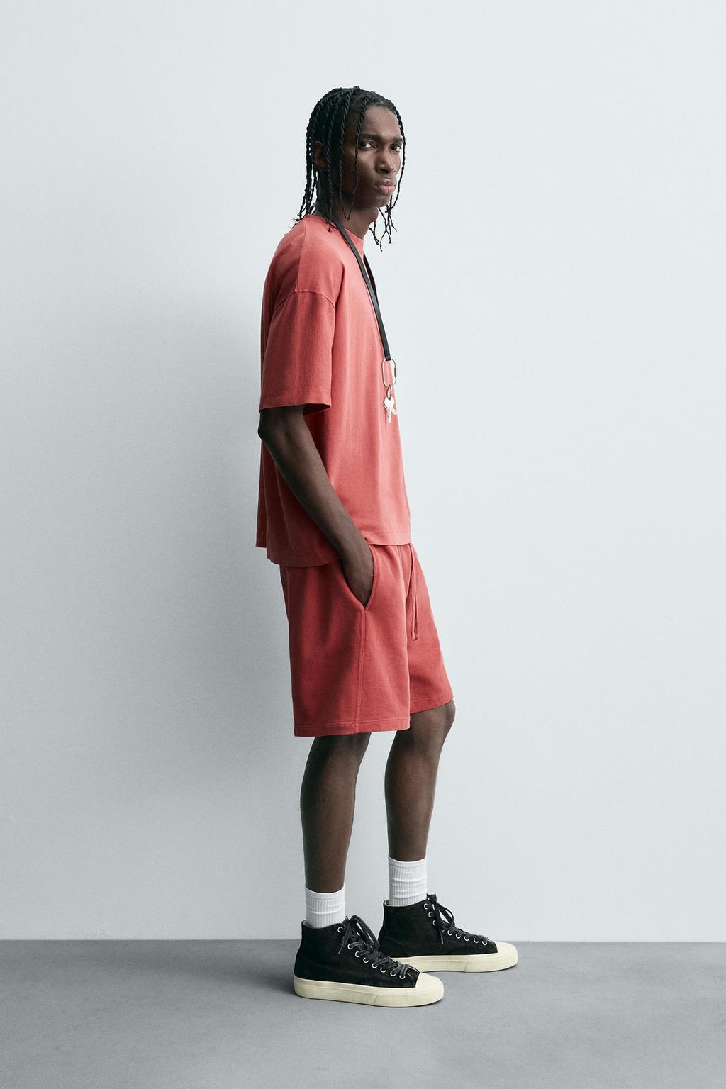 ФУТБОЛКА BOXY FIT С ЭФФЕКТОМ ПОТЕРТОСТИ ИЗ ЛЕГКОЙ ТКАНИ