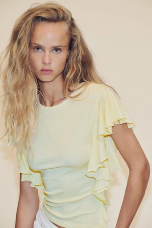 Футболка с рукавами-воланами