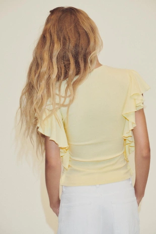 Футболка с рукавами-воланами