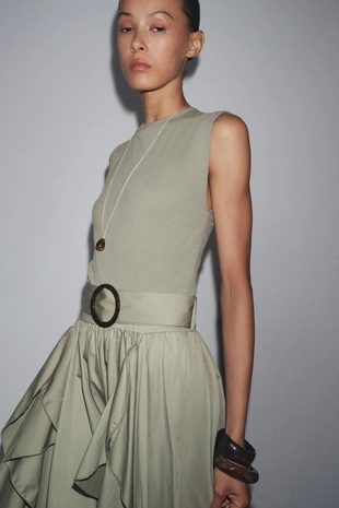 Комбинированное платье с ремнем- Заказать в России