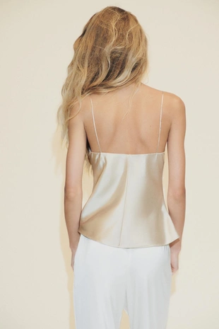 Атласный топ с вырезом «сердечко»