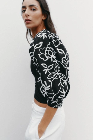 Топ с рукавами-буфами и вышивкой в виде цветов- Заказать в России